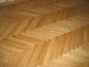 Pose de parquet à bâton rompu. Réalisation DBMA menuiserie