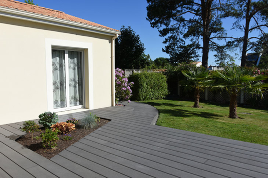 Réalisation d'une terrasse en composite plein