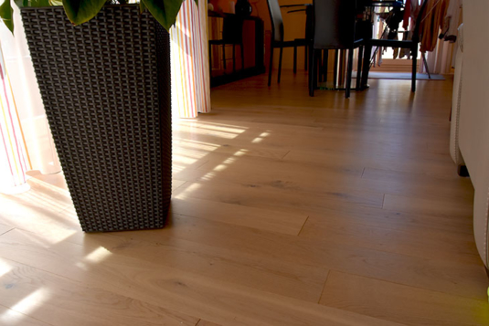 Pose d'un parquet flottant avec couche d'usure en chêne massif