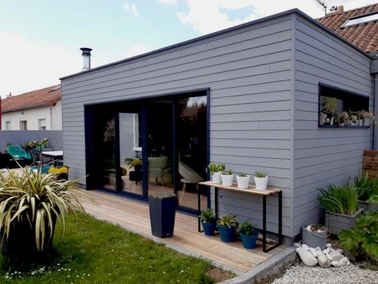 Extension ossature bois avec bardage bois et des menuiseries aluminium