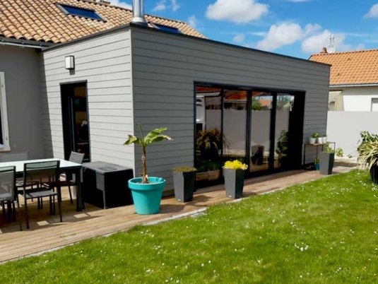 Extension ossature bois avec bardage bois et des menuiseries aluminium