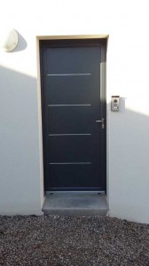 Porte d'entrée alu gris 7016 avec décor inox