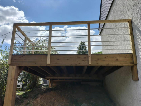 Réalisation d'une terrasse en composite avec son garde-corps bois et inox à la Chapelle-sur-Erdre. Dbma44