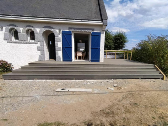 Terrasse en composite avec son garde-corps bois et inox à la Chapelle-sur-Erdre. Réalisation de l'entrepriseDbma44