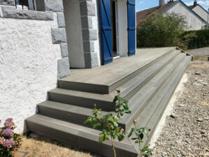 Terrasse en composite avec son garde-corps bois et inox à la Chapelle-sur-Erdre. Réalisation Dbma44