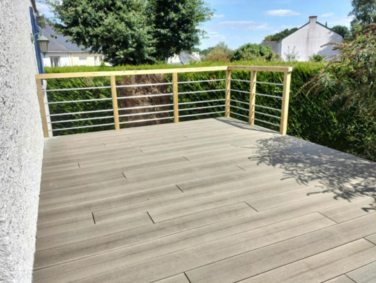 Réalisation d'une terrasse en composite avec son garde-corps bois et inox à la Chapelle-sur-Erdre.