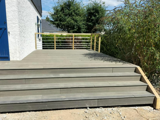 Réalisation d'une terrasse en composite avec son garde-corps bois et inox à la Chapelle-sur-Erdre.