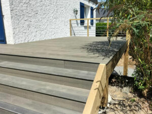 Réalisation d'une terrasse en composite avec son garde-corps bois et inox à la Chapelle-sur-Erdre.