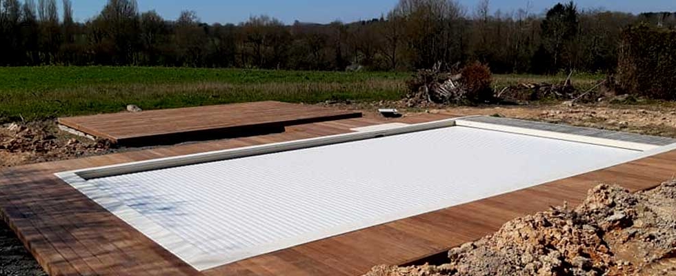 Terrasse et contour piscine  en bois exotique Ipé