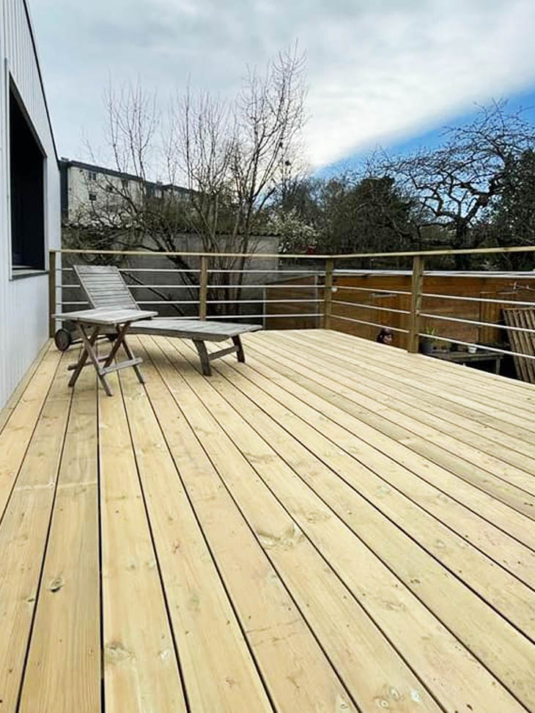 Terrasse sur pilotis avec garde-corps bois et inox