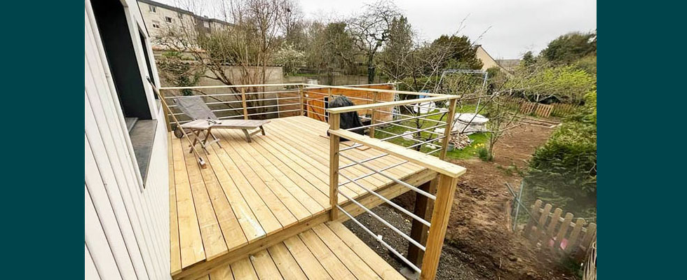 Terrasse sur pilotis avec garde-corps bois et inox